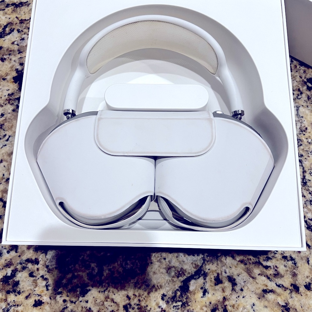 Apple AirPods Max.